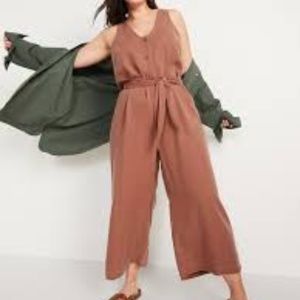 NWT Old Navy Sleeveless Voop-Neck Jumpsuit